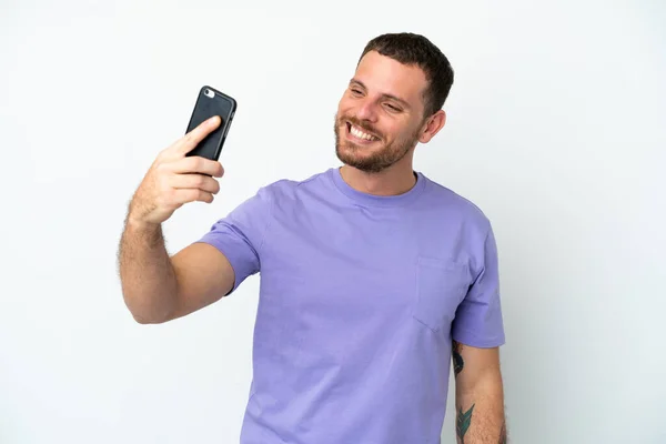 Jovem Brasileiro Isolado Sobre Fundo Branco Fazendo Uma Selfie — Fotografia de Stock