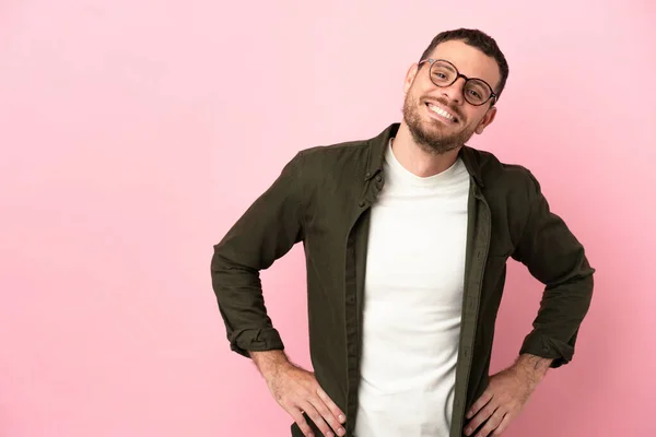 Jovem Brasileiro Isolado Fundo Rosa Posando Com Braços Quadril Sorrindo — Fotografia de Stock