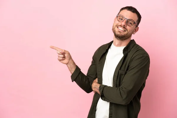 Young Brazilian Man Isolated Pink Background Pointing Finger Side — Stock Photo, Image