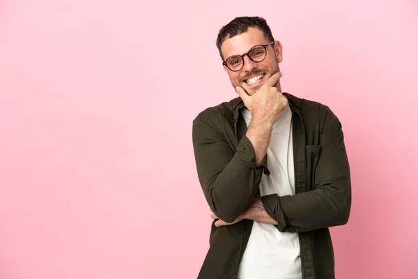 Jovem Brasileiro Isolado Fundo Rosa Feliz Sorridente — Fotografia de Stock