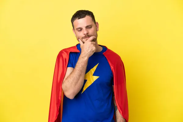 Super Hrdina Brazilský Muž Izolované Žlutém Pozadí Při Pohledu Strany — Stock fotografie