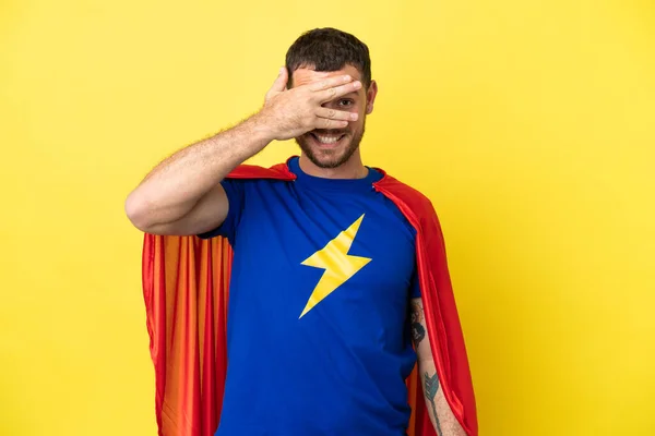 Super Hero Hombre Brasileño Aislado Sobre Fondo Amarillo Cubriendo Los — Foto de Stock