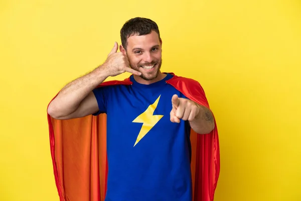 Super Hrdina Brazilský Muž Izolované Žlutém Pozadí Dělat Telefonní Gesto — Stock fotografie