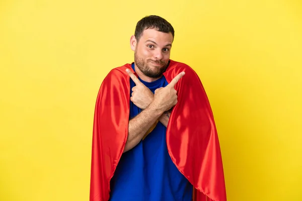 Super Hrdina Brazilský Muž Izolovaný Žlutém Pozadí Ukazuje Laterály Pochybnostmi — Stock fotografie