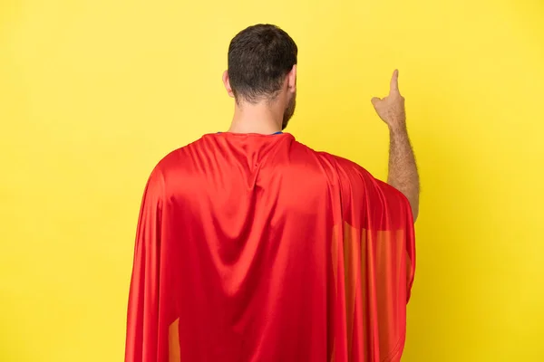 Super Hrdina Brazilský Muž Izolované Žlutém Pozadí Ukazuje Zpět Ukazováčkem — Stock fotografie