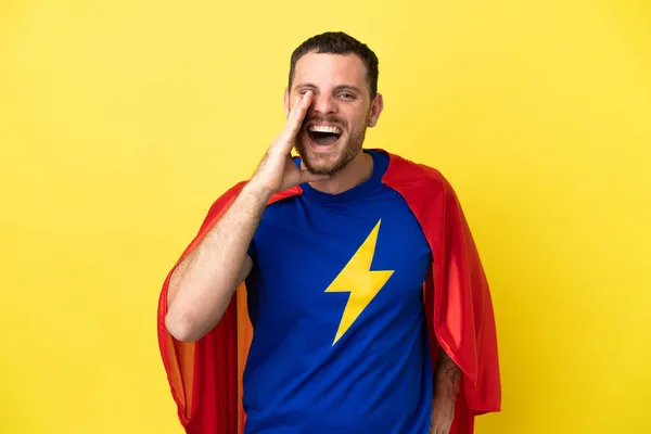Super Hrdina Brazilský Muž Izolovaný Žlutém Pozadí Křičí Ústy Dokořán — Stock fotografie