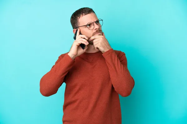 Ung Brasiliansk Man Som Använder Mobiltelefon Isolerad Blå Bakgrund Med — Stockfoto