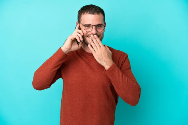 Mladý Brazilský Muž Pomocí Mobilního Telefonu Izolované Modrém Pozadí Šťastný — Stock fotografie