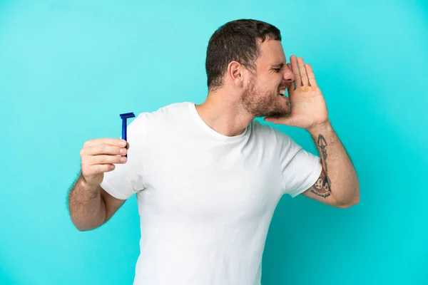 Brazylijczyk Golił Brodę Niebieskim Tle Krzycząc Szeroko Otwartymi Ustami Boku — Zdjęcie stockowe