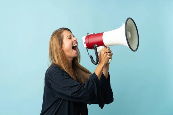 Mulher Brasileira Meia Idade Isolada Fundo Azul Gritando Através Megafone — Fotografia de Stock