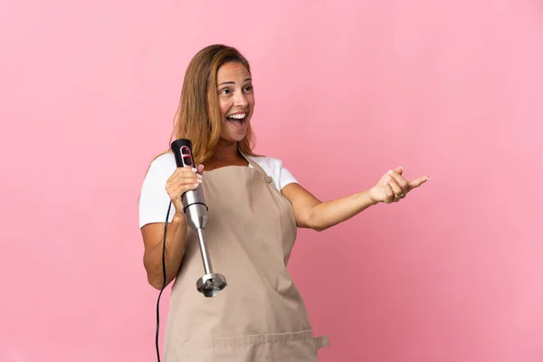 Middelbare Leeftijd Vrouw Met Behulp Van Hand Blender Geïsoleerd Roze — Stockfoto