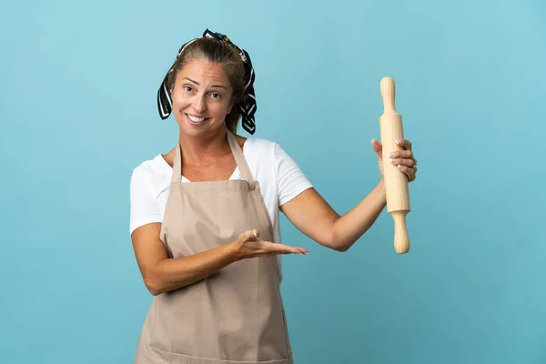 Femme Âge Moyen Uniforme Chef Étendant Les Mains Sur Côté — Photo