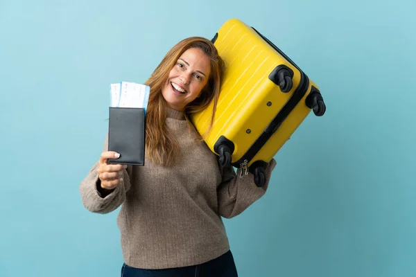 Reiziger Middelbare Leeftijd Vrouw Met Een Koffer Geïsoleerd Blauwe Achtergrond — Stockfoto