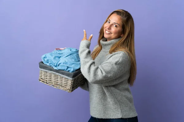 Frau Mittleren Alters Mit Einem Wäschekorb Auf Violettem Hintergrund Der — Stockfoto