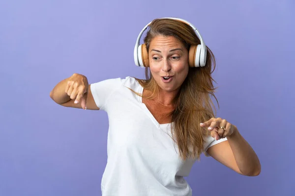 Mulher Brasileira Meia Idade Isolada Fundo Roxo Ouvindo Música Dançando — Fotografia de Stock