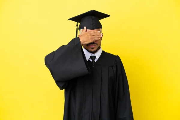 若い大学の卒業生コロンビア人男性は手で目を覆う黄色の背景に隔離されました 何か見たくない — ストック写真