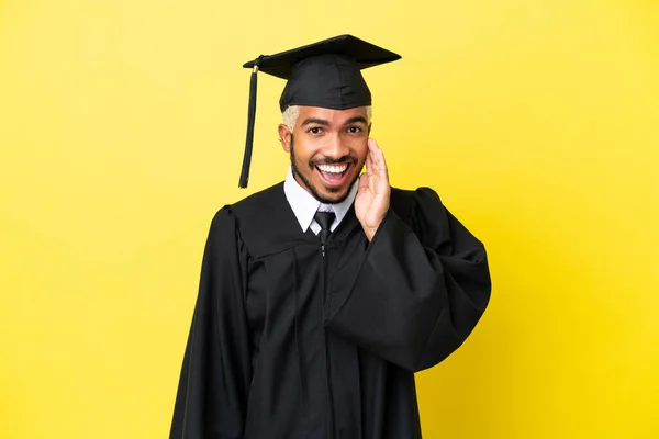 Junger Kolumbianischer Universitätsabsolvent Isoliert Auf Gelbem Hintergrund Mit Überraschung Und — Stockfoto