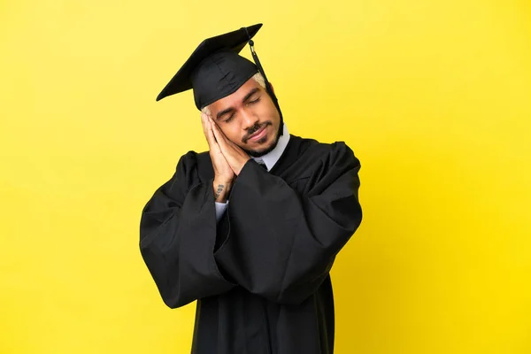 Mladý Vysokoškolský Absolvent Kolumbijský Muž Izolované Žlutém Pozadí Dělat Spánek — Stock fotografie
