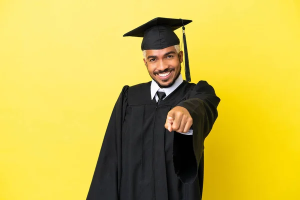 Junger Kolumbianischer Universitätsabsolvent Auf Gelbem Hintergrund Zeigt Mit Selbstbewusstem Gesichtsausdruck — Stockfoto