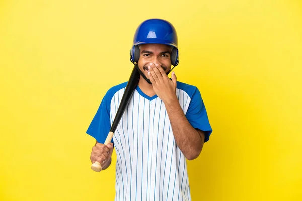 Beyzbol Oynayan Genç Kolombiyalı Latin Adam Sarı Arka Planda Izole — Stok fotoğraf