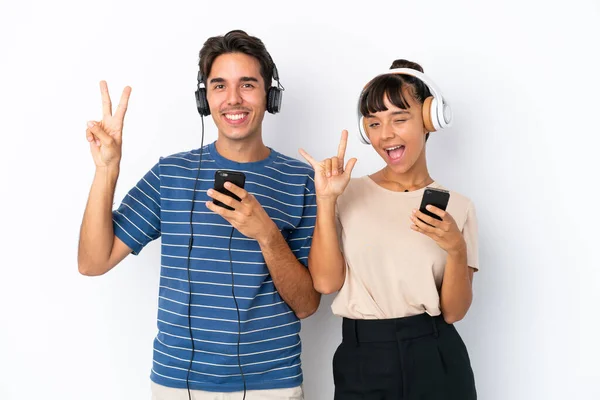 Jong Gemengd Ras Vrienden Geïsoleerd Witte Achtergrond Luisteren Muziek Met — Stockfoto