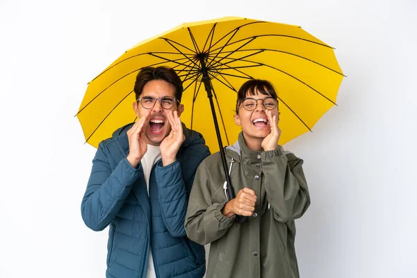 Junges Gemischtes Paar Hält Einen Regenschirm Isoliert Auf Weißem Hintergrund — Stockfoto