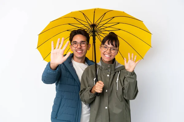 Junges Gemischtes Paar Mit Regenschirm Auf Weißem Hintergrund Salutiert Mit — Stockfoto