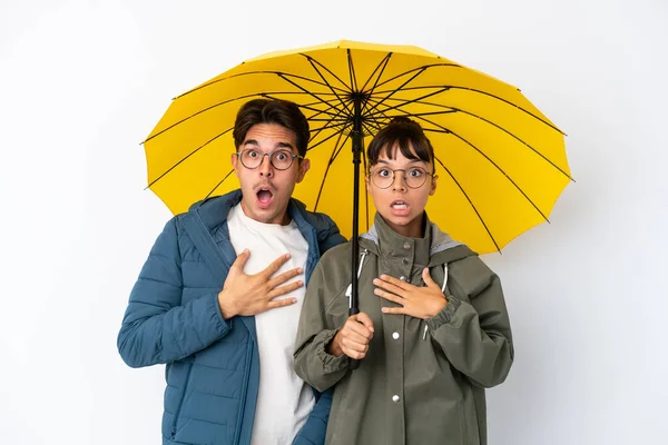 Junge Gemischte Rasse Paar Mit Einem Regenschirm Isoliert Auf Weißem — Stockfoto