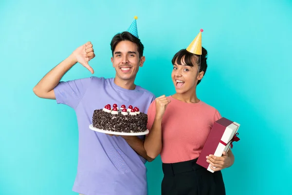 Jovem Casal Misto Segurando Bolo Aniversário Presente Isolado Fundo Azul — Fotografia de Stock