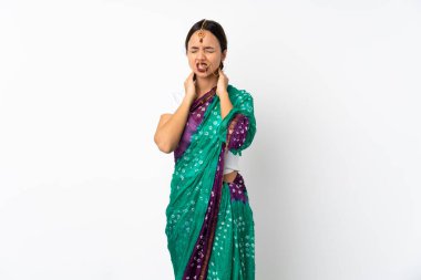 Beyaz arka planda boynu ağrıyan genç Hintli kadın.