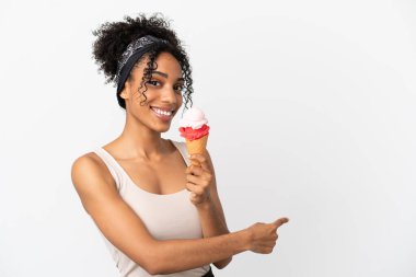 Beyaz arka planda izole edilmiş kornet dondurması olan genç Afrikalı Amerikalı kadın