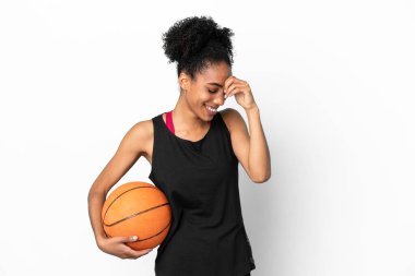 Genç basketbolcu, beyaz arka planda izole edilmiş gülen Latin kadın.
