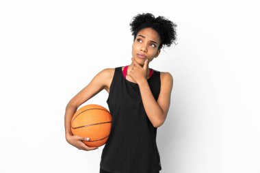 Genç basketbolcu Latin kadın, beyaz arka planda izole edilmiş şüpheleri var.
