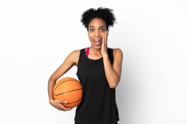 Genç basketbolcu Latin kadın, beyaz arka planda izole edilmiş, şaşırmış ve şok olmuş bir yüz ifadesi var.