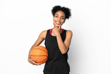 Genç basketbolcu Latin kadın, beyaz arka planda izole edilmiş mutlu ve gülümsüyor.