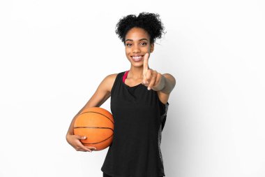 Beyaz arka planda izole edilmiş genç basketbolcu Latin kadın parmağını kaldırıyor ve gösteriyor.