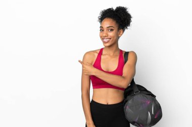 Spor çantalı genç Afro-Amerikalı kadın mavi arka planda izole edilmiş.