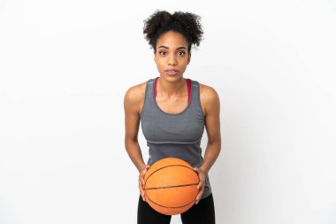 Genç basketbolcu Latin kadın, beyaz arka planda izole edilmiş basketbol oynuyor.