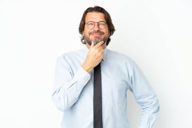 Hollandalı kıdemli iş adamı beyaz arka planda gözlüklü ve gülümseyen