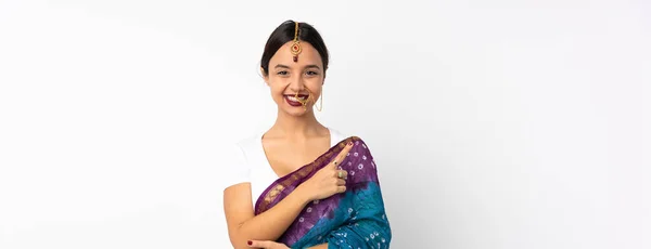 Młoda Hinduska Kobieta Odizolowana Białym Tle Wskazując Bok Aby Przedstawić — Zdjęcie stockowe