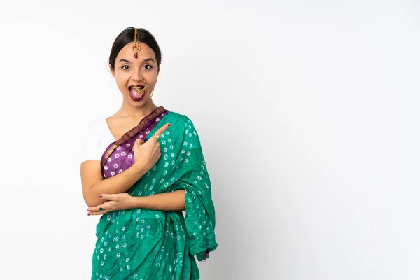 Jeune Femme Indienne Isolée Sur Fond Blanc Surpris Pointant Côté — Photo
