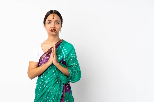 Jeune Femme Indienne Isolée Sur Fond Blanc Garde Paume Unie — Photo