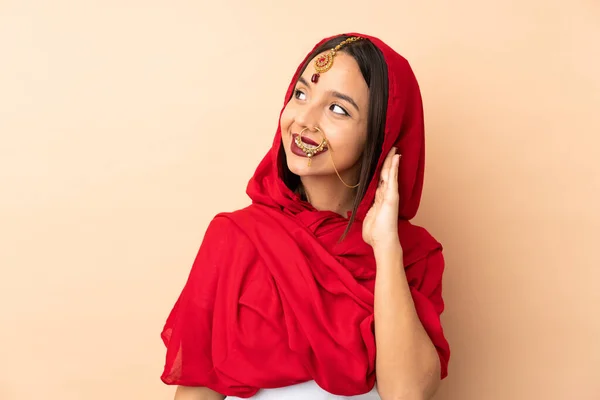 Mladá Indická Žena Izolované Béžové Pozadí Myšlení Nápad — Stock fotografie