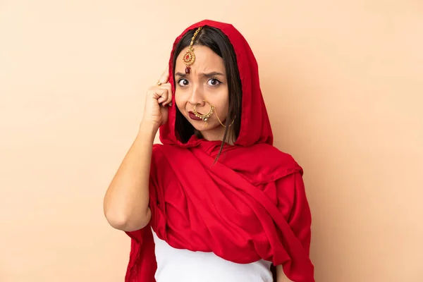 Νεαρή Ινδή Γυναίκα Απομονωμένη Μπεζ Φόντο Σκεπτόμενη Μια Ιδέα — Φωτογραφία Αρχείου