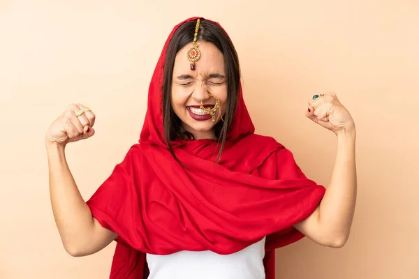 Νεαρή Ινδή Γυναίκα Απομονωμένη Μπεζ Φόντο Κάνει Ισχυρή Χειρονομία — Φωτογραφία Αρχείου