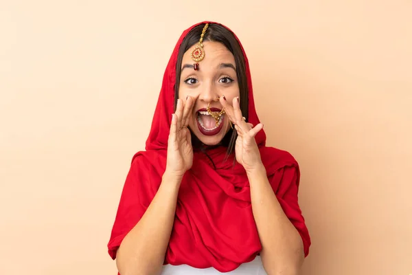 Jovem Indiana Mulher Isolado Bege Fundo Gritando Anunciando Algo — Fotografia de Stock