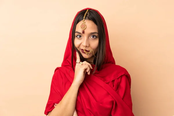 Ung Indisk Kvinna Isolerad Beige Bakgrund Och Tänkande — Stockfoto