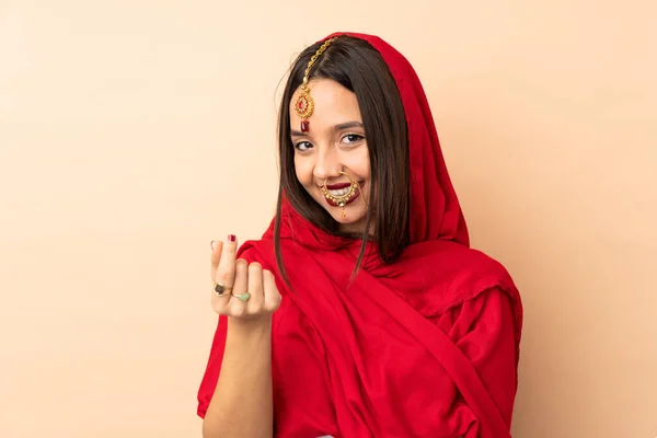 Jeune Indienne Isolée Sur Fond Beige Faisant Geste Argent — Photo