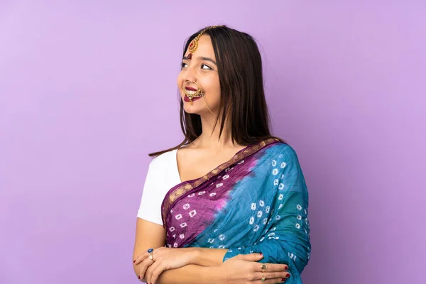 Giovane Donna Indiana Isolata Sfondo Viola Felice Sorridente — Foto Stock