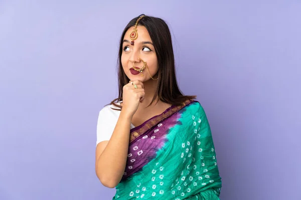 Jeune Femme Indienne Isolée Sur Fond Violet Penser Une Idée — Photo